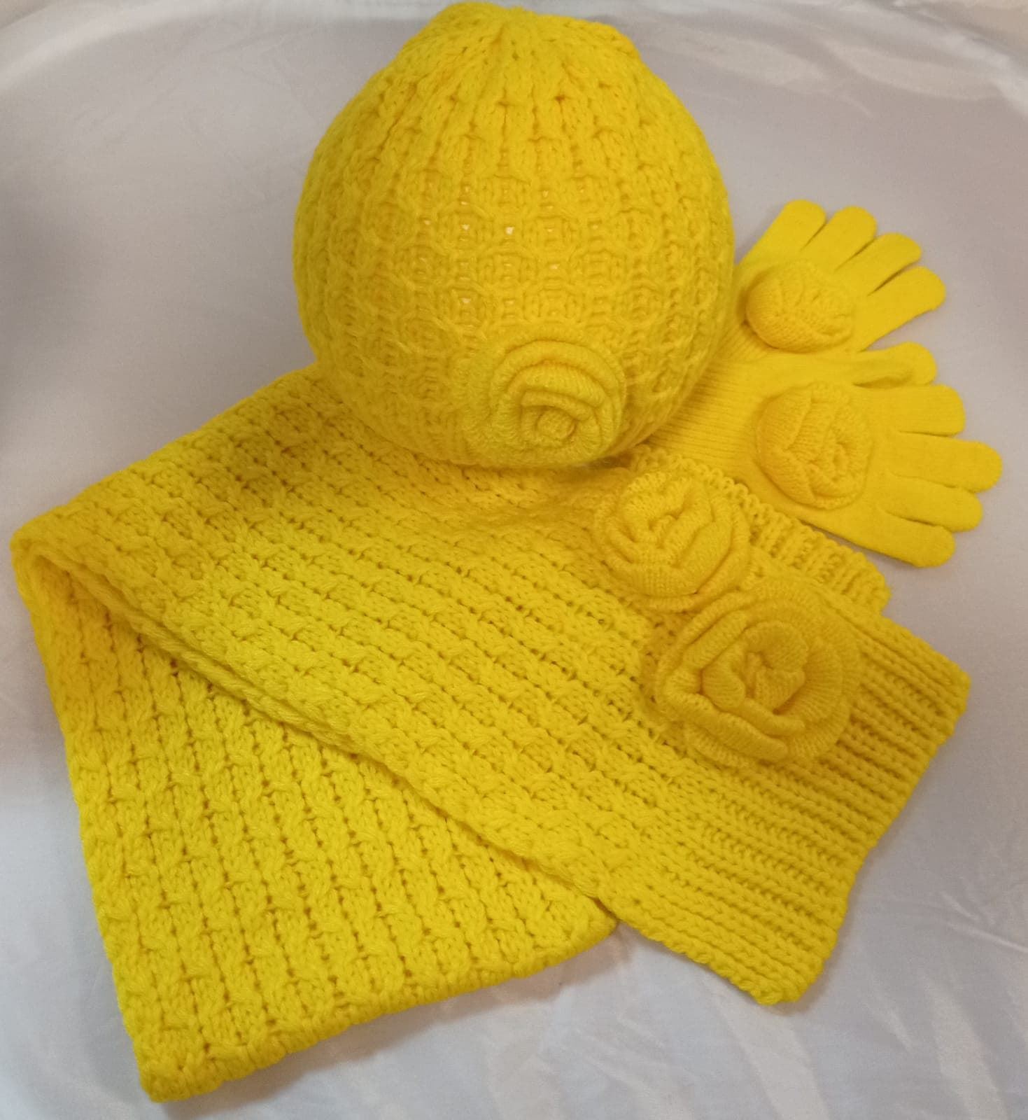 Conjunto gorro, bufanda y guantes en amarillo - Imagen 1