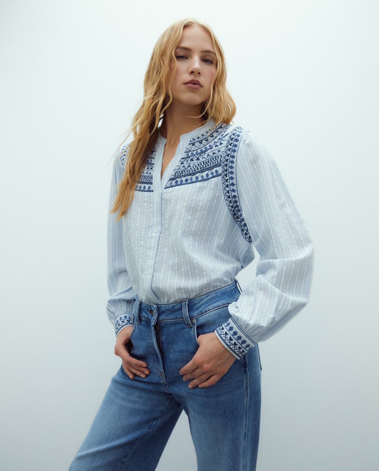 Camisa azul bordada - Imagen 1