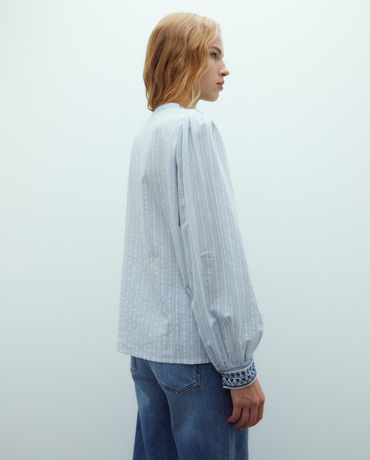 Camisa azul bordada - Imagen 2