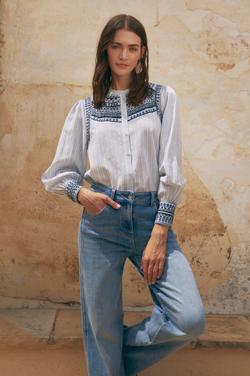 Camisa azul bordada - Imagen 6