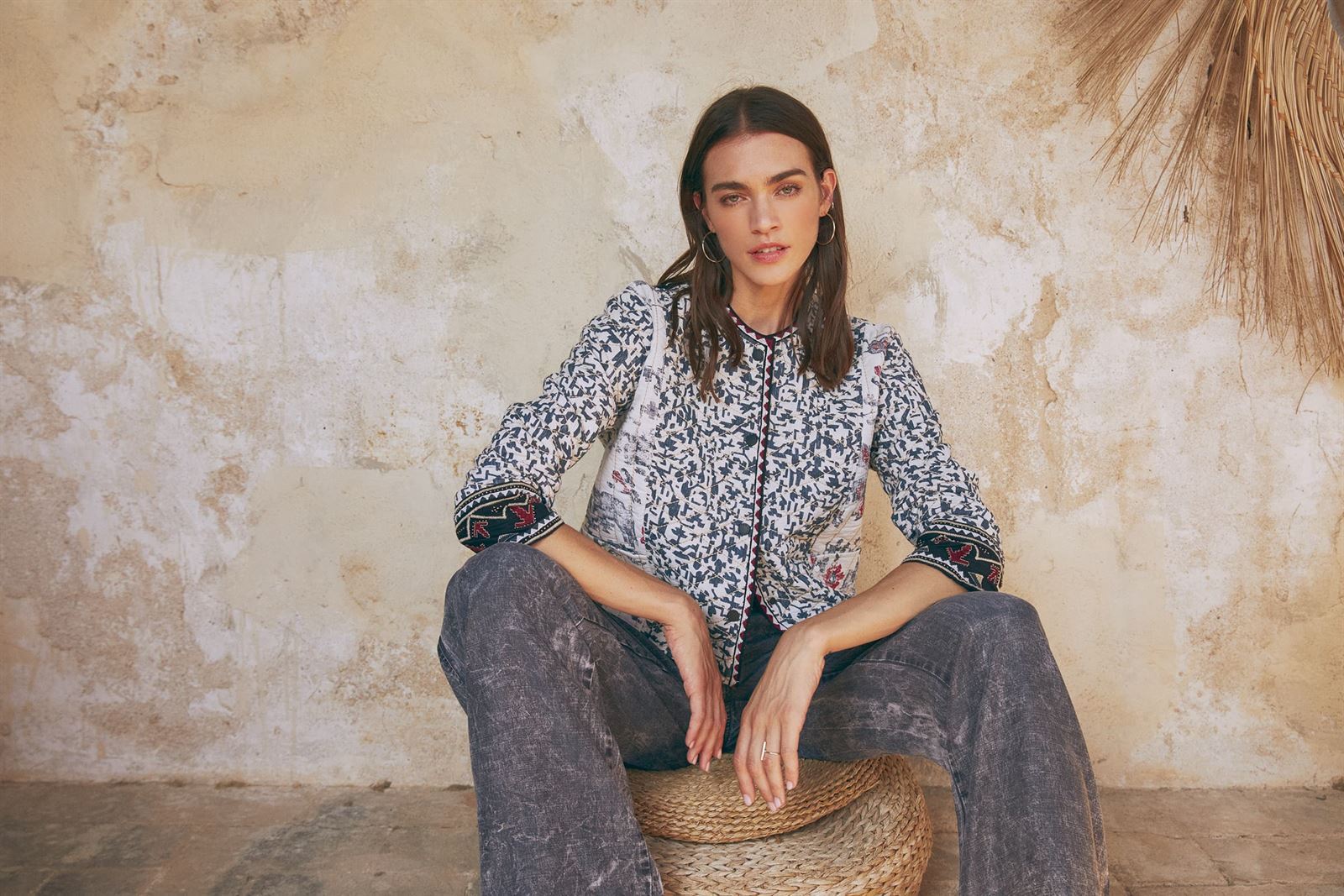 Chaqueta estampada negra - Imagen 5