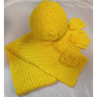 Conjunto gorro, bufanda y guantes en amarillo - Imagen 1