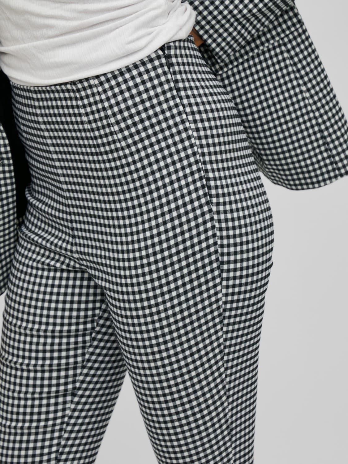 Pantalón cuadros blanco y negro stradivarius 2025