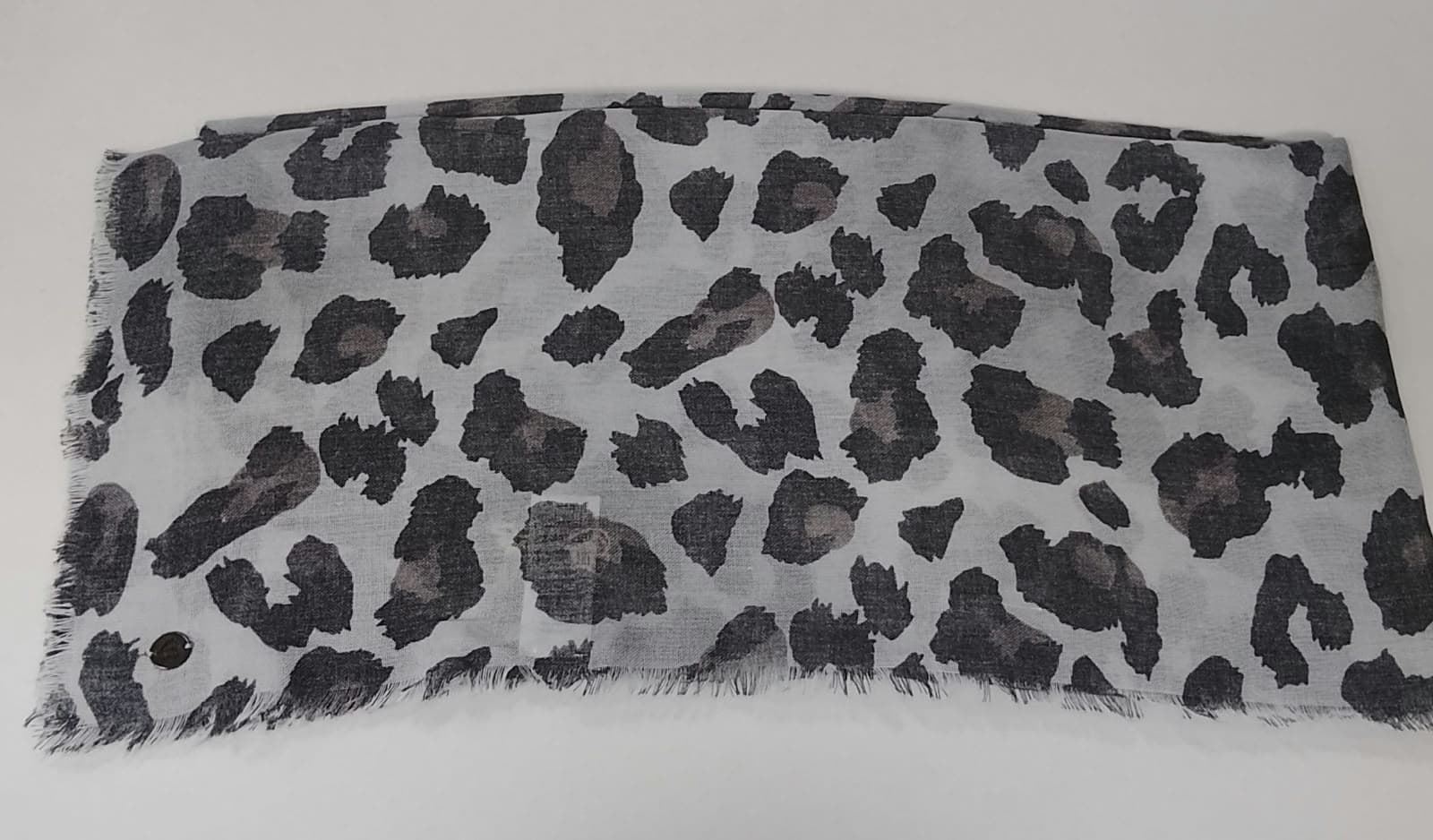 Pañuelo animal print gris - Imagen 1