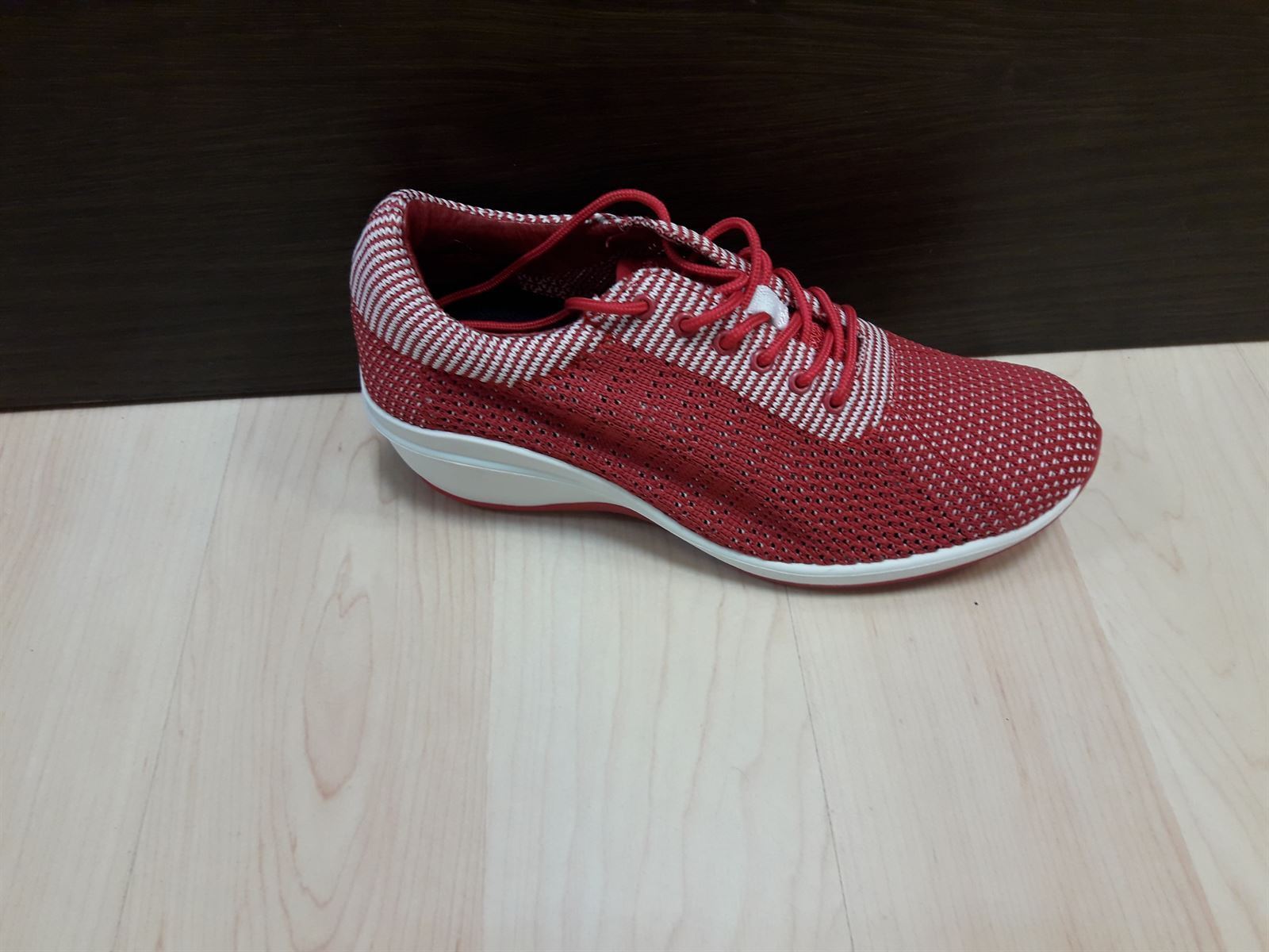Zapato deportivo rojo - Imagen 2
